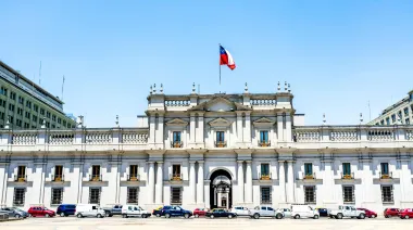 Chile baja el impuesto corporativo y busca ganarle terreno a Argentina