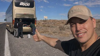 Banda XXI en la ruta: se les rompió el micro y terminaron haciendo dedo