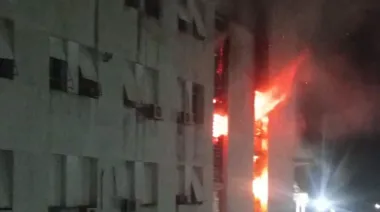 Incendio en el Edificio Libertad: evacuaron la sede de la Armada Argentina