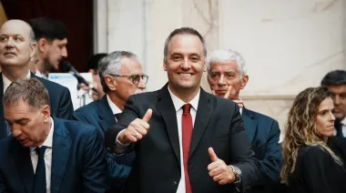 270 mil dólares urgentes: por qué Adorni vende su departamento en La Plata