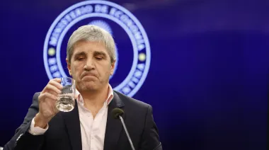 La economía se desplomó en febrero, pero Caputo habló de una "baja puntual"