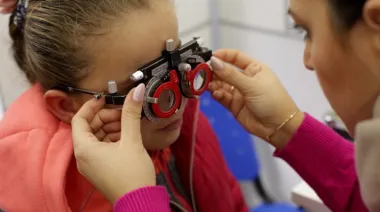 Anteojos gratis, controles y más: cómo funciona el plan oficializado por Milei
