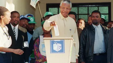 Sudáfrica en 1994: el fin del apartheid también reordenó precios y empleo