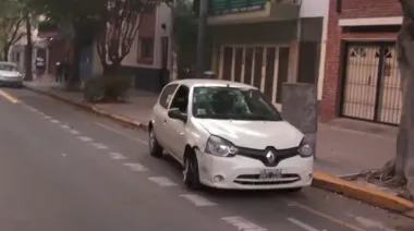 Choque y vuelco en Flores: un conductor se durmió e impactó contra dos autos