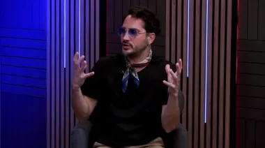 Un hombre sentado en un cuadro de Chagall: el nuevo camino de Abril Sosa