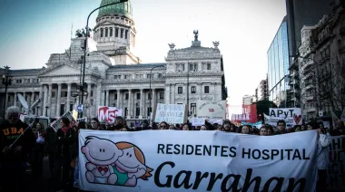 Becas y guardias de 24 horas: el reglamento de Milei para residencias de salud