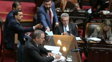 Pablo Juliano le entregó la Constitución a Adorni: cuál fue su única pregunta