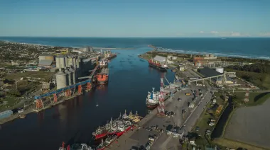Incesante movimiento de cereales en Puerto Quequén tras el paro transportista