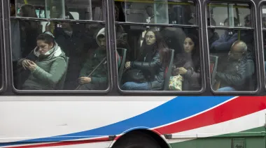 Colectivos en AMBA: $128.000 millones en deuda y millones de usuarios en riesgo