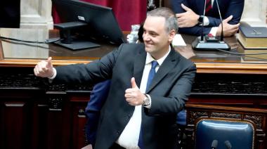 De Rocky a la Constitución: 10 fotos de Adorni, apoyado por Milei en el Congreso