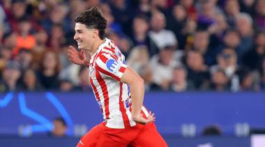Con un golazo de Julián, el Atlético silenció al Camp Nou y acaricia las semifinales