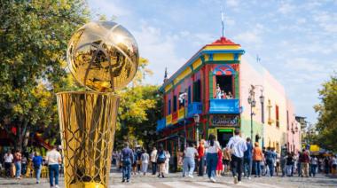 El trofeo de la NBA llegó a Buenos Aires: ¿por qué el Larry O’Brien está en La Boca?