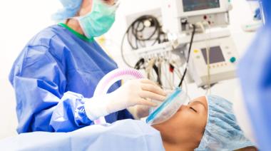 Allanaron la sede de la Asociación de Anestesistas por el robo de drogas