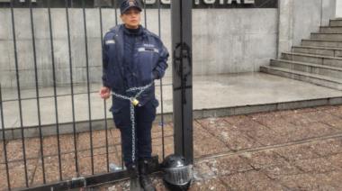 San Luis: una agente se encadenó para exigir la liberación de su esposo policía