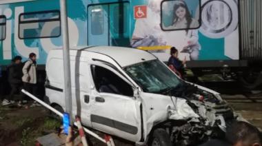 Ramos Mejía: un tren del Sarmiento embistió una camioneta en un paso a nivel