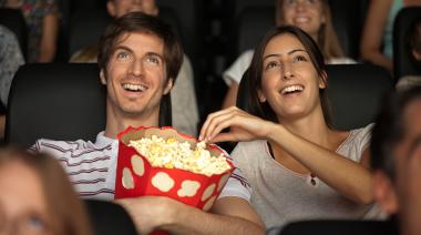 Por qué comemos pochoclo en el cine: la historia de una moda que cambió la Gran Depresión