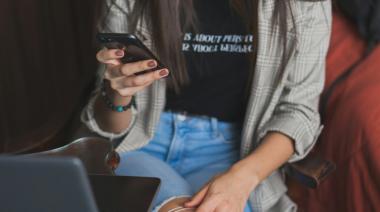 Tomó fotos de redes sociales, las alteró con IA y terminó detenido