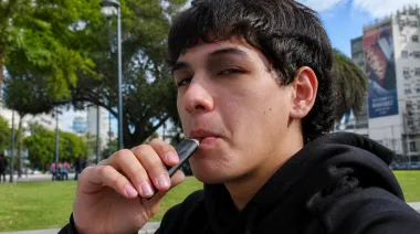 Vapeadores, bolsas de nicotina y giro en Argentina: los detalles de la medida