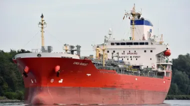 Alerta en el río Paraná: choque de buques con químicos y combustibles en Campana