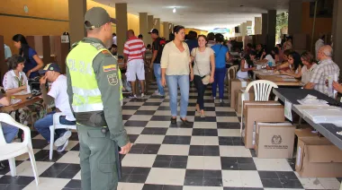 Colombia vota entre pobreza y déficit: el espejo que mira Milei