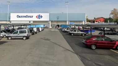 Horror en el Carrefour de Lomas: hallaron muerto a un hombre dentro de un vehículo