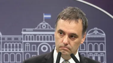 Acorralado por las denuncias, Adorni reapareció y lanzó: “Milei sabe la verdad"
