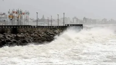 Costa Atlántica: rige alerta naranja por ráfagas de 100 km/h y olas gigantes