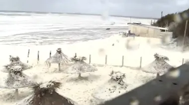 Fenómeno en Quequén: la espuma marina cubrió las playas tras el ciclón