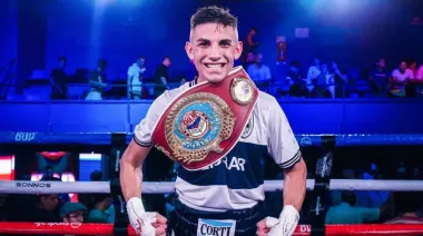 Boxeo: “Pacman” Giménez retuvo el título y festejó con la camiseta de Gimnasia