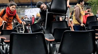 Docentes y estudiantes salen a la calle: clases abiertas antes de la marcha