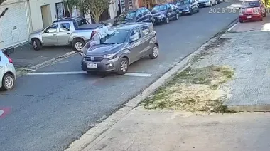 Ramos Mejía: se colgó del capot para impedir que le robaran el auto y terminó herida
