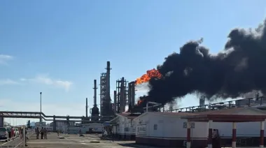 Pemex arde y YPF mira cuándo el petróleo estatal pide impuestos