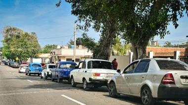 Cuba dolariza el surtidor: el costo regional del embargo que Argentina votó