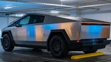 Un legislador de Milei llegó al Congreso con un Tesla de más de 200 mil dólares