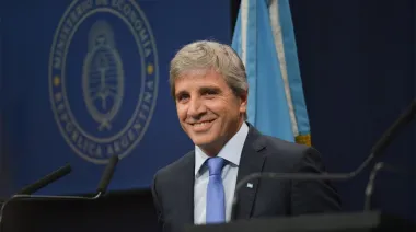 Caputo suma USD 500 millones de deuda y refuerza las reservas
