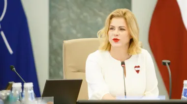 Renunció la primera ministra de Letonia y cayó todo el gobierno
