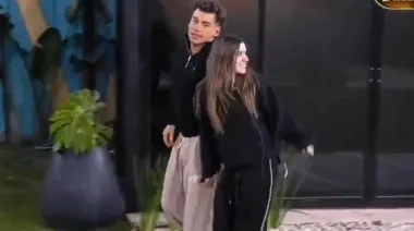 Los apasionados besos entre Manu y Lola en Gran Hermano Generación Dorada