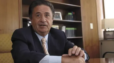 Un libro, una protesta y una herida abierta: Duhalde en la mira