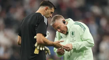Emiliano "Dibu" Martínez sufrió una fractura: ¿llega al Mundial?