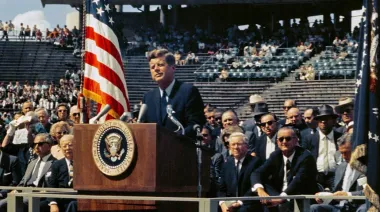 El día que Kennedy prometió llegar a la Luna y cambió la historia