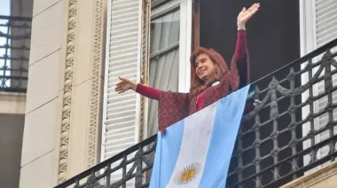 Cristina y una imagen que volvió a unir militancia, memoria y poder en Constitución