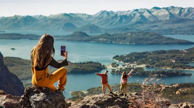 Menos dólares que se van: el turismo al exterior aflojó en abril