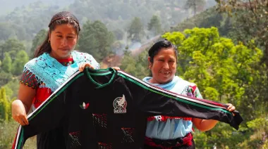 México y la primera camiseta mundialista bordada a mano por artesanas indígenas