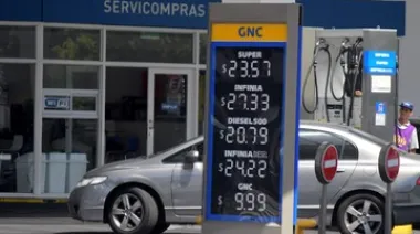 La venta de combustibles volvió a caer en abril pese al congelamiento de YPF