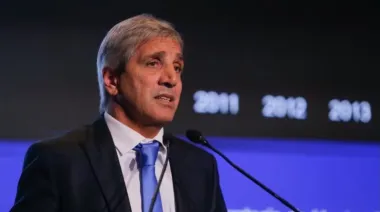 Caputo consiguió dólares frescos y estira el alivio financiero hasta 2027
