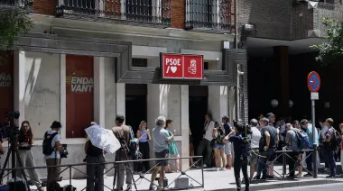 Caos político en España: el operativo en la sede del PSOE sacude a Sánchez