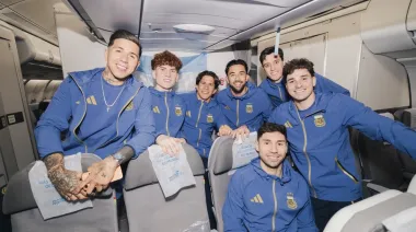 La selección argentina partió hacia Kansas: quiénes viajaron desde Ezeiza
