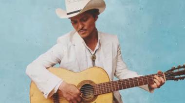 Bruno Mars se anima al español con una balada que conecta con sus fans latinos