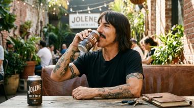 Antony Kiedis lanzó Jolene: el café frío que busca conquistar a los fans del rock