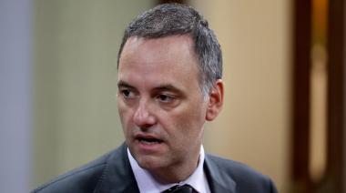 Pagano pidió meter preso a Adorni por "apretar" al contratista: qué habría hecho
